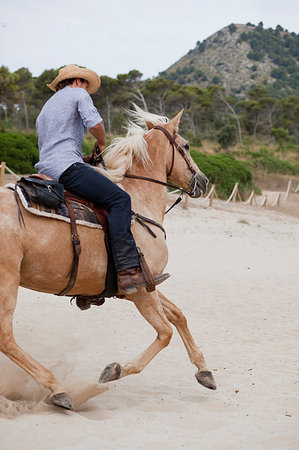 simsearch:6118-08882902,k - man riding horse Foto de stock - Sin royalties Premium, Código: 649-09205636