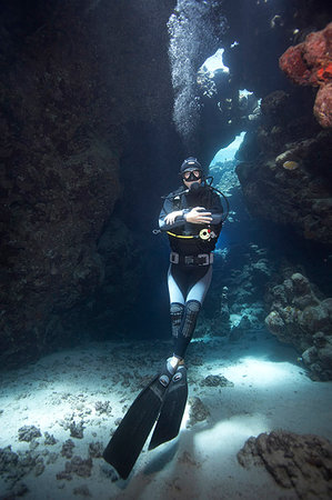 Diver in underwater cave Stock Photo - Premium Royalty-Free, Code: 649-09205639