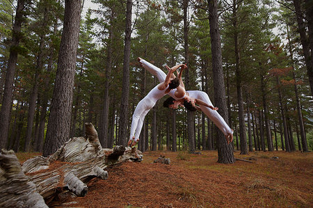 simsearch:632-05760558,k - Dancers jumping in forest Foto de stock - Sin royalties Premium, Código: 649-09205732