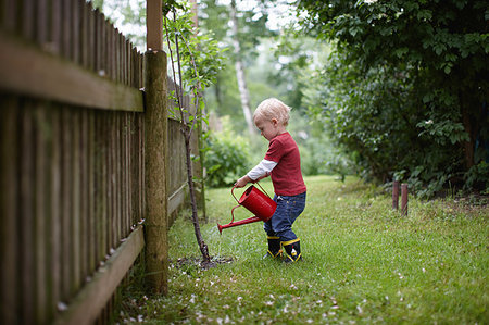 simsearch:649-05801120,k - Toddler boy watering plants in backyard Photographie de stock - Premium Libres de Droits, Code: 649-09205795