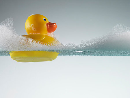 simsearch:640-01349416,k - Rubber duck floating in soapy water Stockbilder - Premium RF Lizenzfrei, Bildnummer: 649-09205821