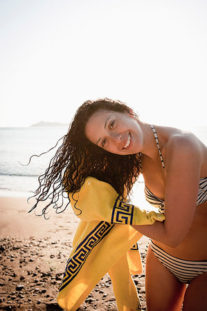drying in the sun - Woman drying her hair on beach Foto de stock - Sin royalties Premium, Código: 649-09205845