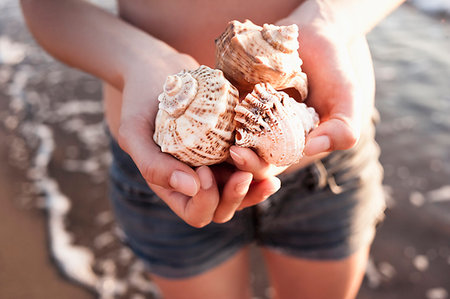 simsearch:649-06489153,k - Woman holding seashells on beach Foto de stock - Sin royalties Premium, Código: 649-09205851