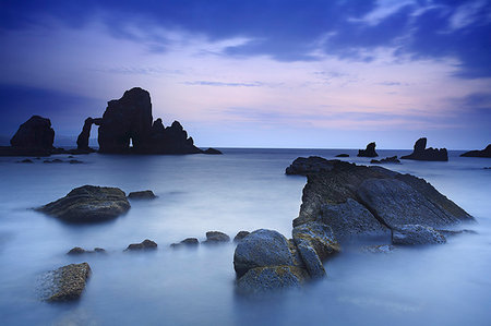 Fog rolling over rocky beach Foto de stock - Sin royalties Premium, Código: 649-09205875