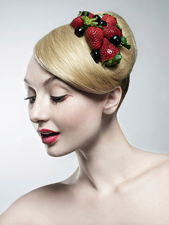simsearch:649-09205884,k - Woman wearing fruit in her hair Foto de stock - Sin royalties Premium, Código: 649-09205885