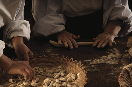 simsearch:649-09205909,k - Chefs rolling gnocchi dough in kitchen Foto de stock - Royalty Free Premium, Número: 649-09205908