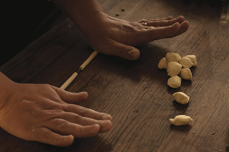 rolling over - Cook rolling gnocchi dough in kitchen Foto de stock - Sin royalties Premium, Código: 649-09205909