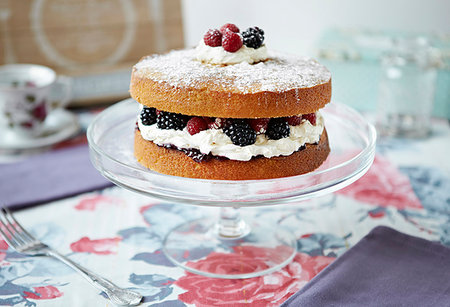Sponge cake with berries on platter Stockbilder - Premium RF Lizenzfrei, Bildnummer: 649-09205901