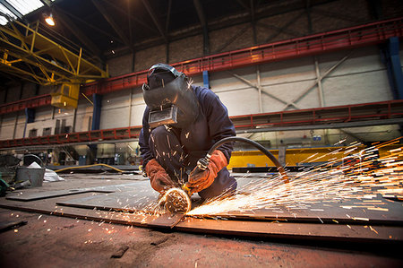 simsearch:649-05820711,k - Steel cutter at work in shipyard Photographie de stock - Premium Libres de Droits, Code: 649-09205920