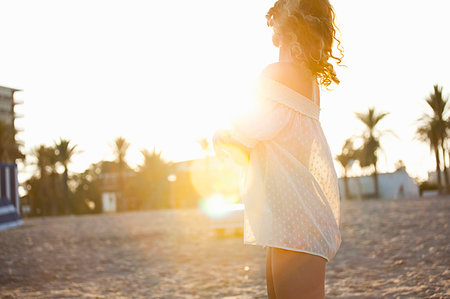 simsearch:649-03770520,k - Woman wearing cover up on beach Photographie de stock - Premium Libres de Droits, Code: 649-09205955