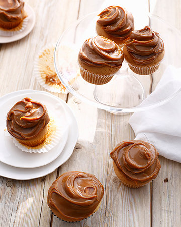 dulce de leche - Platter of dulce de leche cupcakes Stock Photo - Premium Royalty-Free, Code: 649-09206053