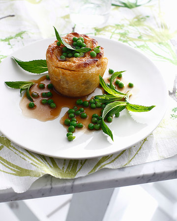 simsearch:649-09206084,k - Plate of lamb pie with peas Fotografie stock - Premium Royalty-Free, Codice: 649-09206068