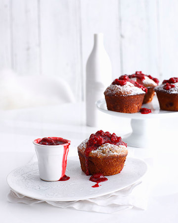 simsearch:649-06040902,k - Plates of raspberry muffins and jam Photographie de stock - Premium Libres de Droits, Code: 649-09206070