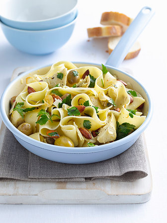 simsearch:649-09206089,k - Pot of pasta with chicken and olives Fotografie stock - Premium Royalty-Free, Codice: 649-09206087