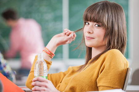 simsearch:649-09206149,k - Student holding water bottle in class Fotografie stock - Premium Royalty-Free, Codice: 649-09206140