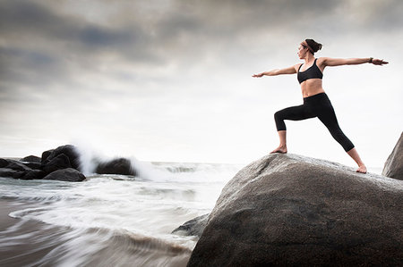 simsearch:614-08876047,k - Woman practicing yoga on rocks on beach Stockbilder - Premium RF Lizenzfrei, Bildnummer: 649-09206215