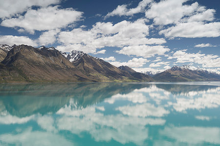 Clouds and sky reflected in still lake Foto de stock - Sin royalties Premium, Código: 649-09206367