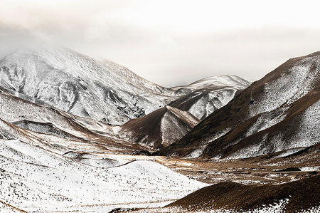 Paved mountain pass in rural landscape Foto de stock - Sin royalties Premium, Código: 649-09206372