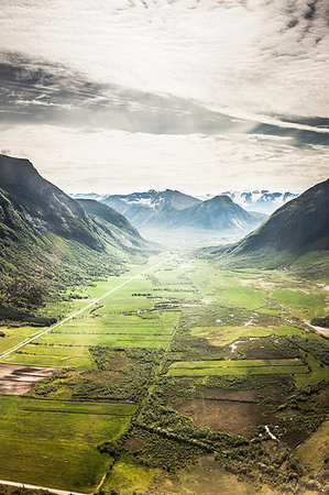 simsearch:841-09256680,k - Aerial view of rural valley floor Photographie de stock - Premium Libres de Droits, Code: 649-09206401