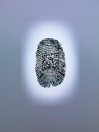 simsearch:649-09177099,k - QR code in finger print Photographie de stock - Premium Libres de Droits, Code: 649-09206466