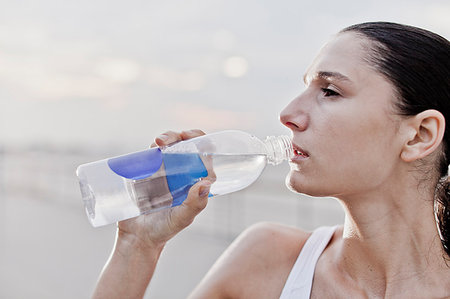 reine - Runner drinking water outdoors Photographie de stock - Premium Libres de Droits, Code: 649-09206461