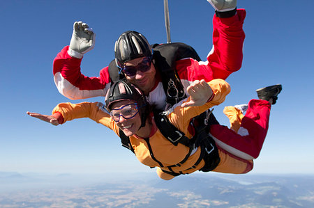 simsearch:614-08870333,k - Couple skydiving over clouds Fotografie stock - Premium Royalty-Free, Codice: 649-09206486