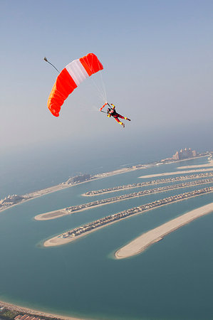 simsearch:6102-08800140,k - Woman parachuting over rural landscape Foto de stock - Sin royalties Premium, Código: 649-09206488