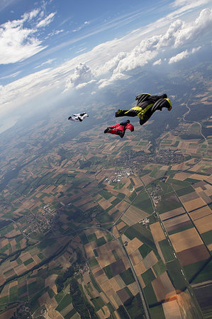 simsearch:700-03333697,k - People skydiving over rural landscape Photographie de stock - Premium Libres de Droits, Code: 649-09206489