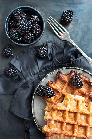 simsearch:649-05801734,k - Plate of waffles with berries Foto de stock - Royalty Free Premium, Número: 649-09206504