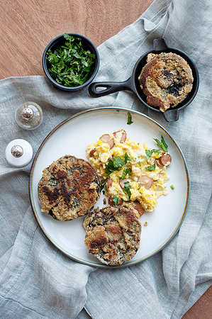 fried egg and pepper - Plate of eggs, bread and herbs Foto de stock - Sin royalties Premium, Código: 649-09206507