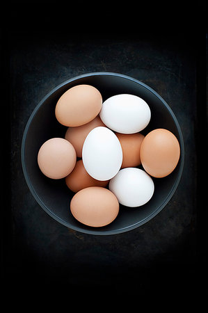 simsearch:649-09206505,k - Bowl of multicolored eggs Foto de stock - Sin royalties Premium, Código: 649-09206503