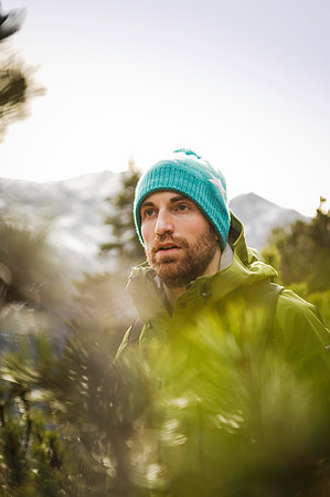 Man hiking in rural landscape Photographie de stock - Premium Libres de Droits, Code: 649-09206510