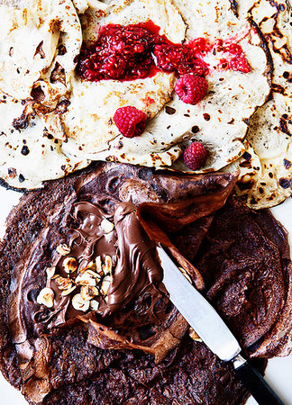 pancake - Fruit and chocolate spread on crepes Photographie de stock - Premium Libres de Droits, Code: 649-09206597