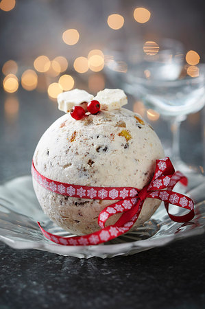 simsearch:649-09206598,k - Christmas ice cream bombe on plate Photographie de stock - Premium Libres de Droits, Code: 649-09206674