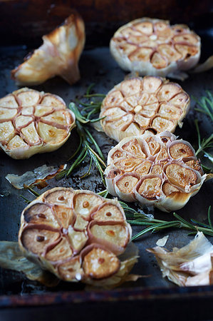 simsearch:625-01251856,k - Roasted garlic heads with rosemary Stock Photo - Premium Royalty-Free, Code: 649-09206680