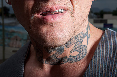 simsearch:633-05402118,k - Man with tattooed neck Photographie de stock - Premium Libres de Droits, Code: 649-09206870