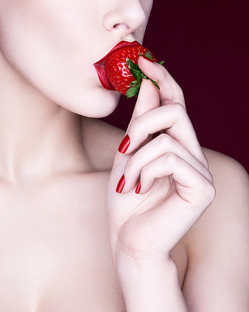 simsearch:649-09207396,k - Woman eating strawberry Foto de stock - Sin royalties Premium, Código: 649-09206941