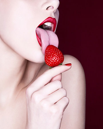 simsearch:649-09207396,k - Woman licking strawberry Foto de stock - Sin royalties Premium, Código: 649-09206942
