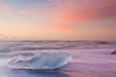 simsearch:6105-07744394,k - Iceberg on beach at dusk, Jokulsarlon, Iceland Foto de stock - Sin royalties Premium, Código: 649-09207152