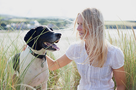 simsearch:649-09207273,k - Woman with dog by coast, Wales, UK Photographie de stock - Premium Libres de Droits, Code: 649-09207271
