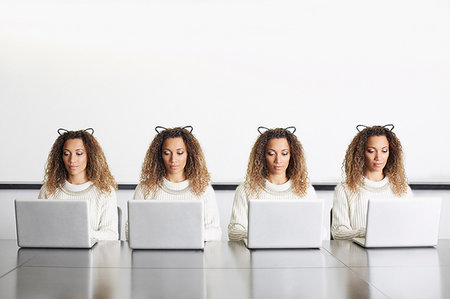 Businesswomen wearing ears using laptops Foto de stock - Sin royalties Premium, Código: 649-09207366