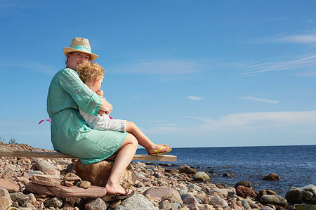 simsearch:696-03401543,k - Mother and daughter sitting on beach, Eggergrund, Sweden Foto de stock - Sin royalties Premium, Código: 649-09207390