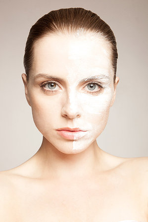 simsearch:649-09207446,k - Model with powder on one side of face Foto de stock - Royalty Free Premium, Número: 649-09207445