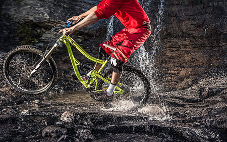 Cropped image of mountain bike riding through water Stockbilder - Premium RF Lizenzfrei, Bildnummer: 649-09207484