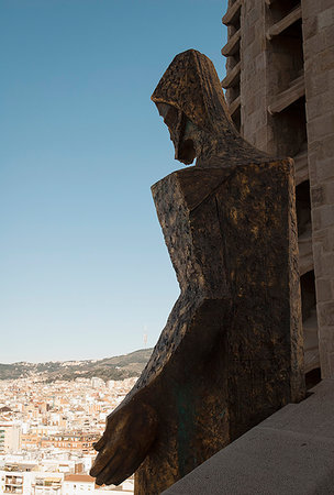 Detail of statue and La Sagrada Familia, Barcelona, Spain Photographie de stock - Premium Libres de Droits, Code: 649-09207500