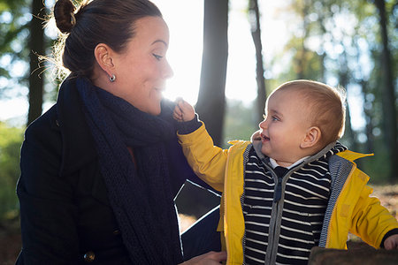 simsearch:649-07437491,k - Mother and young toddler in woodland park Photographie de stock - Premium Libres de Droits, Code: 649-09207536