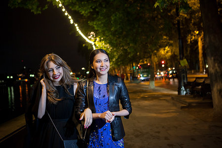 simsearch:649-09207748,k - Two female friends strolling along riverside at night Photographie de stock - Premium Libres de Droits, Code: 649-09207724