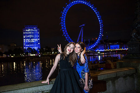 simsearch:649-09207748,k - Portrait of two female friends posing with London Eye at night, London, UK Foto de stock - Sin royalties Premium, Código: 649-09207726