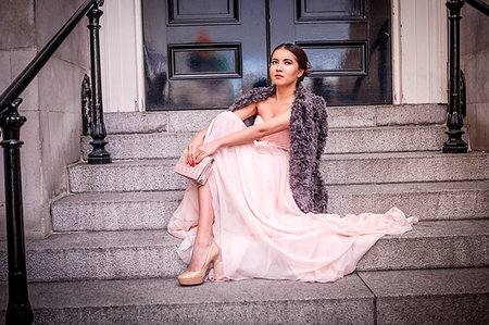 simsearch:649-09207748,k - Portrait of young woman in evening gown sitting on steps Photographie de stock - Premium Libres de Droits, Code: 649-09207730