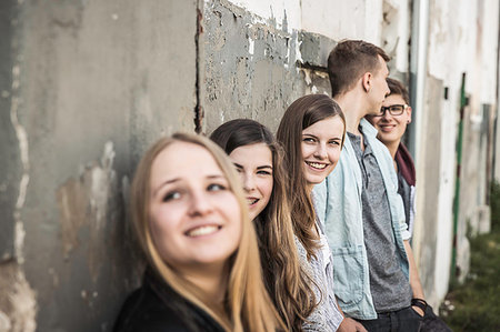 simsearch:649-09207775,k - Teenagers hanging out at abandoned building Photographie de stock - Premium Libres de Droits, Code: 649-09207768